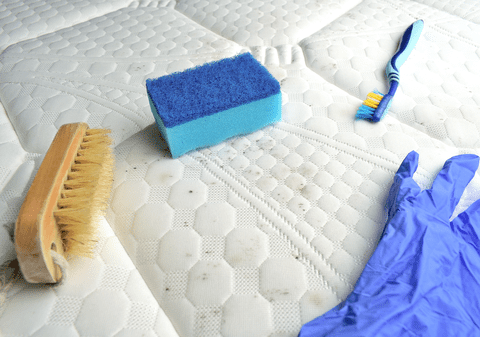 Cum să cureţi eficient canapeaua şi salteaua patului