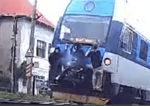 Provocare periculoasă. Trei tineri, filmați când merg pe tren, în Cehia | VIDEO