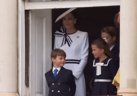 Prințul Louis, în centrul atenției la parada „Trooping the Colour”. Gestul adorabil făcut la balconul Palatului Buckingham