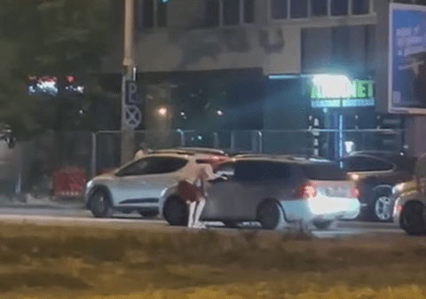 Anchetă a Poliţiei Capitalei, după ce doi bărbaţi lovesc şoferul unei maşini care stă în coloană. „Te omor!”, strigă unul în timp ce sparge geamul