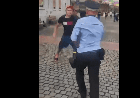 Poliţist local, bătut în centrul Timişoarei: agresorul distrugea burlanele unei clădiri când a fost legitimat | VIDEO