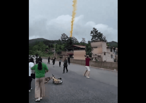 Resturile unei rachete spațiale s-au prăbușit peste un sat din China. Cum au reacționat localnicii