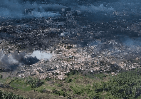 Soldații ruși se luptă sălbatic ca să cucerească un orășel ucrainean pe care l-au șters deja de pe hartă | VIDEO