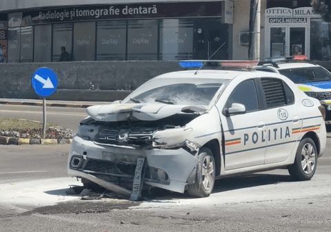 Un polițist și un arestat preventiv, răniți după ce mașina poliției a fost lovită de o șoferiță de 19 ani, într-o intersecție din Suceava | VIDEO