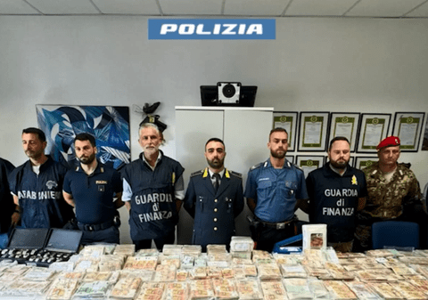 „Nu am mai văzut așa ceva”. Comoara unui șef din Camorra, ascunsă în pereții casei: 4 milioane de euro cash, 5 milioane în aur, diamante și ceasuri de lux