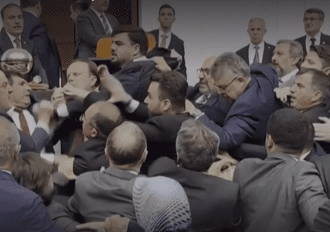 Cel puţin doi deputaţi răniţi într-o încăierare violentă în Parlamentul turc. De la ce a pornit bătaia | VIDEO