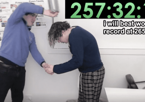 Un YouTuber a ajuns la spital, după ce a stat treaz 12 zile într-un stream live, în tentativa de a bate un record mondial care nu mai există