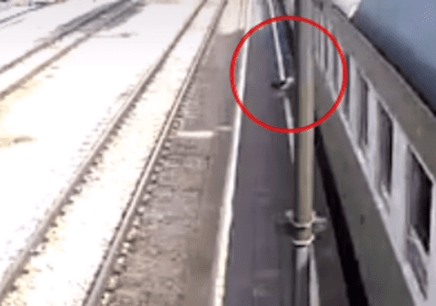 O influenceriță a scăpat cu viață, după ce căzut din tren în timp ce făcea un live, în Thailanda | VIDEO