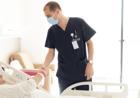 Temerile bărbaților care vor să apeleze la o intervenție de micșorare a stomacului. Dr. Bogdan Smeu: „Bărbații care aleg chirurgia bariatrică își doresc să scape de sentimentul de rușine și de frustrare”