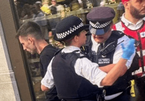 Momentul arestării românului care a înjunghiat de opt ori o fetiță de 11 ani, în Anglia: „A atacat la întâmplare” | VIDEO