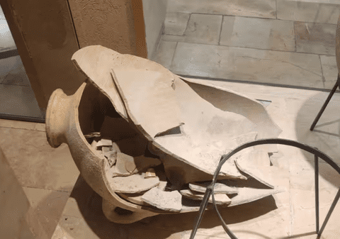 Un băiat de 4 ani a distrus un vas vechi de 3.500 de ani expus într-un muzeu din Israel. „A vrut să vadă ce e înăuntru”