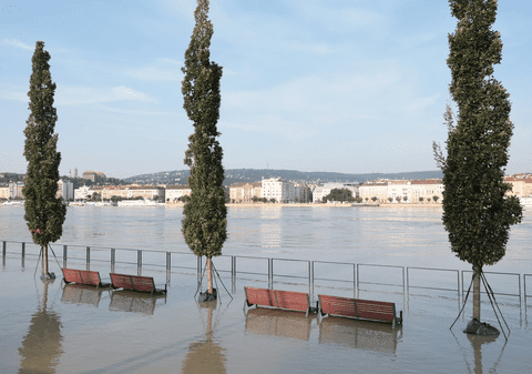 Dunărea a inundat cheiurile Budapestei, stare de alertă în capitala Ungaria. Orbán: „Suntem condamnați să cooperăm” | FOTO
