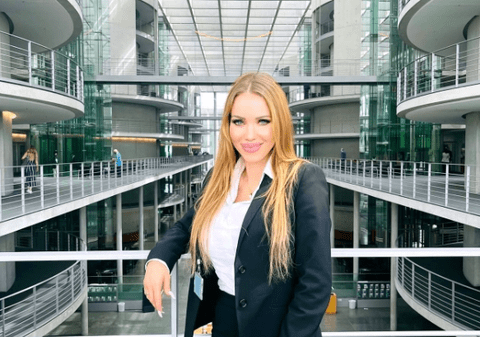 Fosta vedetă de filme pentru adulți pentru care un parlamentar german și-a părăsit soția se retrage din politică