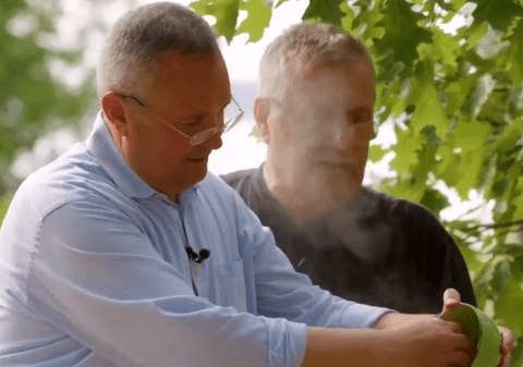 Nicolae Ciucă şi-a prezentat cartea în emisiunea culinară a lui Mircea Dinescu: „Trăirea de acolo nu poate fi decât din trăire”. VIDEO