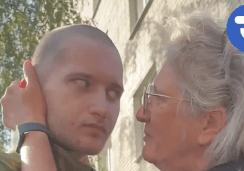 Primele cuvinte ale soldatului ucrainean care tăcea de un an și nu vorbise cu mama lui nici măcar după eliberare: „De ce?”