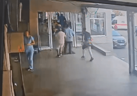 Două clanuri din orașul Pantelimon s-au bătut în stradă cu bâte și săbii. Conflictul a continuat în spital | VIDEO