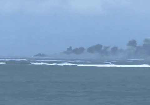 Momentul în care o navă militară ia foc și se scufundă | VIDEO