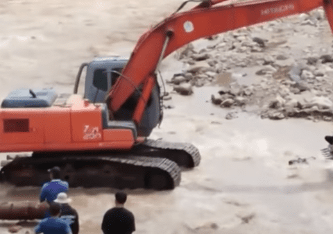 O femeie în travaliu a trecut râul umflat în cupa excavatorului, după ce un pod s-a prăbușit în urma inundațiilor, în Thailanda | VIDEO