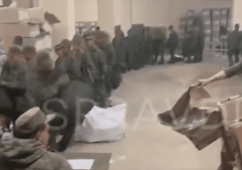 Soldații din Coreea de Nord trimiși să lupte de partea Rusiei în Ucraina au fost filmați când primesc uniforme rusești | VIDEO