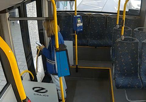 Tânără filmată în timp ce sparge ușa unui troleibuz, în Cluj-Napoca. Polițiștii fac verificări pentru a o identifica