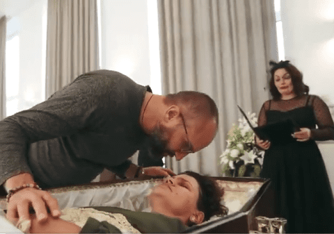 Rusia are un nou trend: „Terapia cu coșciuge". Cererea pentru serviciu depășește oferta | VIDEO