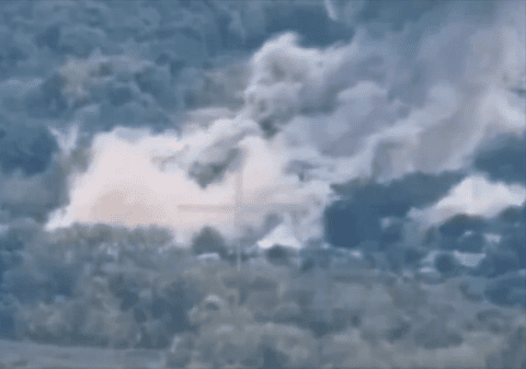 Momentul în care două rachete trase de ucraineni pulverizează clădirea în care se aflau soldați ruși operatori de drone, în Kursk I VIDEO