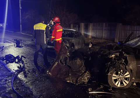 Doi tineri au murit carbonizaţi, iar alţi trei au fost răniţi într-un teribil accident în Vrancea, provocat de viteza excesivă