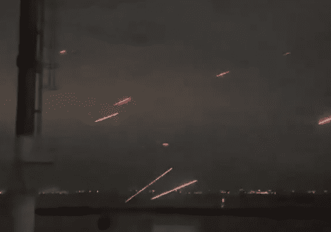 Momentul în care cerul de deasupra orașului Odesa este luminat de antiaeriana ucraineană în timpul unui atac cu drone kamikaze