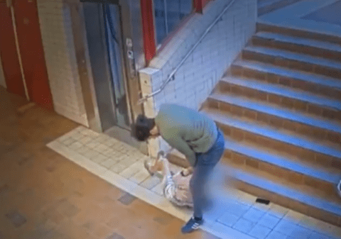 Bărbat din Siria surprins în timp ce împinge pe scări o bătrână de 91 de ani din Suedia | VIDEO