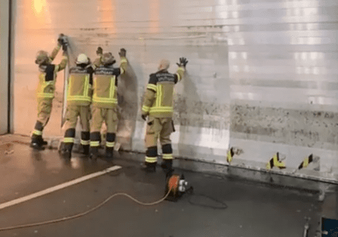 200 de șoferi, blocați peste 3 într-o parcare subterană, din cauza excrementelor de porumbei: „Am tăiat cu fierăstrăul” | VIDEO