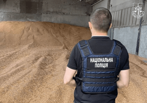 Un deputat ucrainean a furat zeci de tone de soia, după ce a simulat un atac rusesc asupra depozitului de cereale: „A împrăștiat peste tot fragmente de rachete”