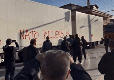 „Ucigași NATO, go home!”. Grecii au blocat un convoi cu arme pentru armata ucraineană | VIDEO