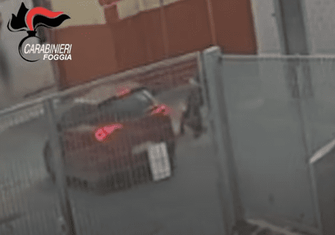 Român dat în urmărire internațională pentru asasinarea liderului unui clan mafiot din Italia: „S-a tras cu o mitralieră Skorpion și cu un revolver de calibru 38”