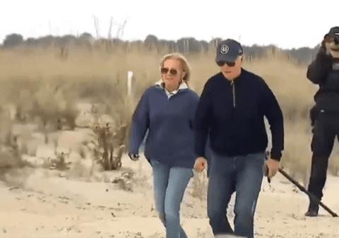 Momentul în care Joe Biden își pierde echilibrul pe o plajă din Delaware. Jill Biden, criticată pentru „nepăsare”