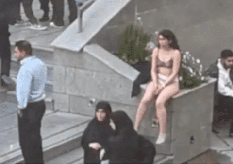 În Teheran, o studentă a ieșit în stradă în lenjerie intimă, după ce a fost atacată pentru că purta hijabul „incorect”