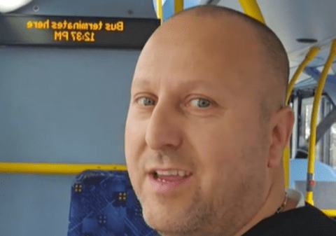 Un șofer român de autobuz din Londra anunță că o călătorie va costa 3 lire: „Și în garaj la noi e mare zarvă, că noi știm” | VIDEO