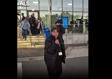 Momentul în care o femeie din Iași, agent de pază la aeroport, alungă șoferii veniți din Republica Moldova pentru a racola clienți