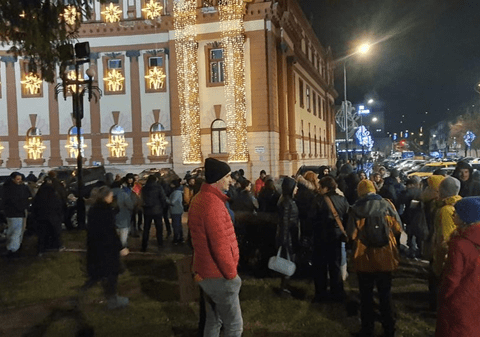 Protest în fața Prefecturii Brașov față de decizia CCR de renumărare a voturilor de la alegerile prezidențiale