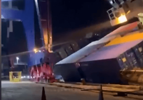 O navă rusească de 5.000 de tone s-a răsturnat în portul din Istanbul. Marinarii sar în apă pentru a-și salva viața