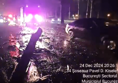 Un șofer a provocat un accident rutier evitând un copac rupt de vânt, în București. Un copil a ajuns la spital | VIDEO
