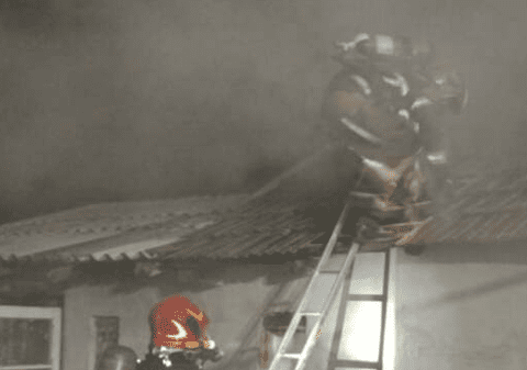 Femeie găsită moartă în casa care i-a luat foc, la Oradea: „Coș de fum necurățat și neprotejat termic”