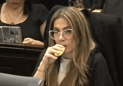 Politiciană din Columbia filmată când trage dintr-o țigară electronică în timpul unei dezbateri despre reformele sănătății