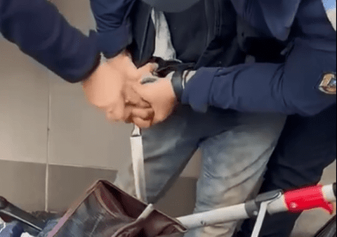 Momentul în care jandarmii dezarmează un bărbat care amenința trecătorii din Râmnicu Vâlcea cu un cuțit și o șurubelniță | VIDEO