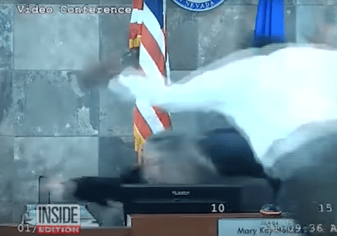 Americanul care a sărit peste boxă ca să o bată pe judecătoarea care a refuzat să-l elibereze a fost condamnat | VIDEO