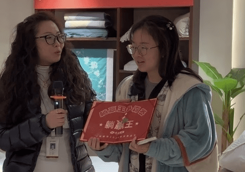 A câștigat concursul de „abstinență” de la telefonul mobil, în China: „Nu-l folosesc fără scop”