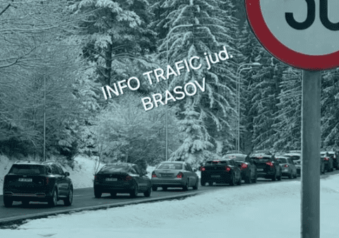 Bară la bară pe drumul spre Poiana Brașov, în a doua zi de Crăciun. Instalațiile pe cablu funcționează