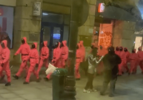 Gardienii din Squid Game au ajuns în București. Programul și locurile unde vor fi prezenți | VIDEO