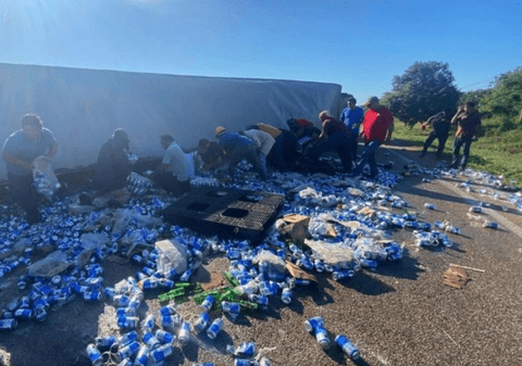 Zeci de oameni au jefuit un camion cu 25 de tone de bere și de vin, care s-a răsturnat în mijlocul drumului, în Mexic