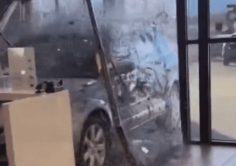 Un american revoltat că nu poate returna mașina a intrat showroom, cu viteză, și a avariat alt automobil | VIDEO
