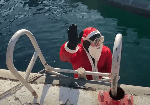 Moș Crăciun, apariție surprinzătoare la Constanța. A renunțat la sanie și a înotat cu sacul plin de cadouri | VIDEO